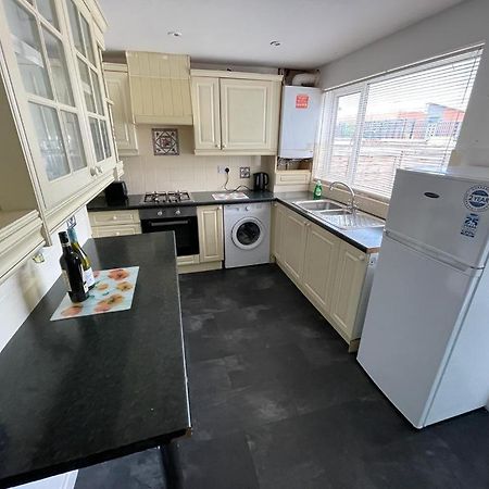 Cheerful 2 Bedroom House Hindley Экстерьер фото