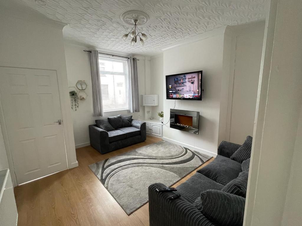 Cheerful 2 Bedroom House Hindley Экстерьер фото