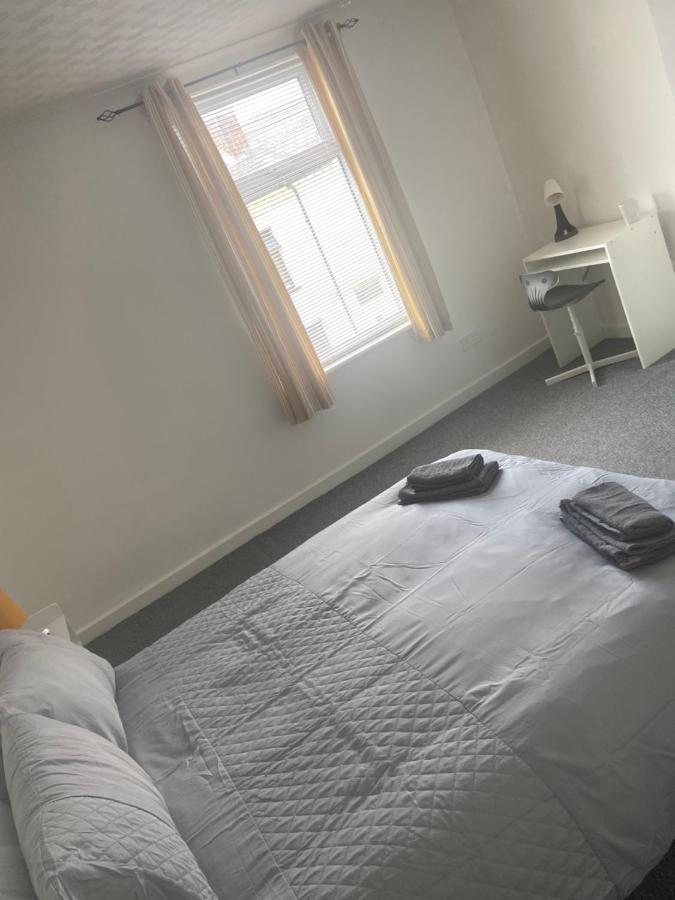 Cheerful 2 Bedroom House Hindley Экстерьер фото