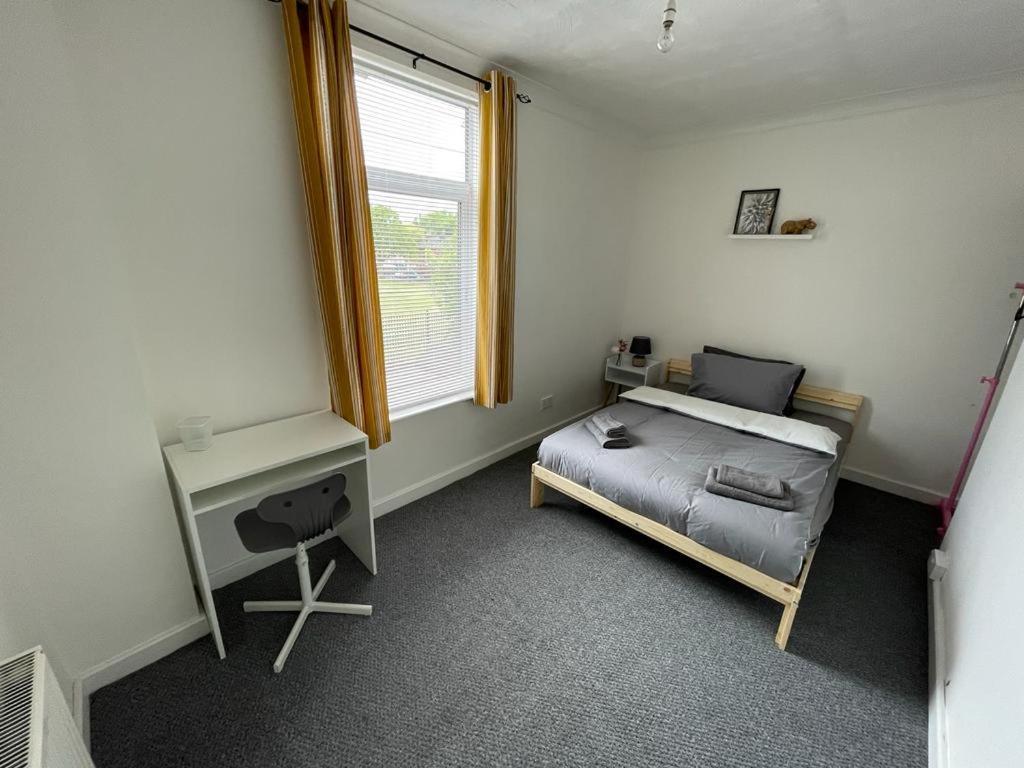 Cheerful 2 Bedroom House Hindley Экстерьер фото