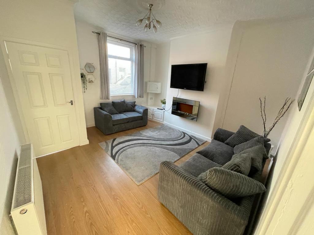 Cheerful 2 Bedroom House Hindley Экстерьер фото